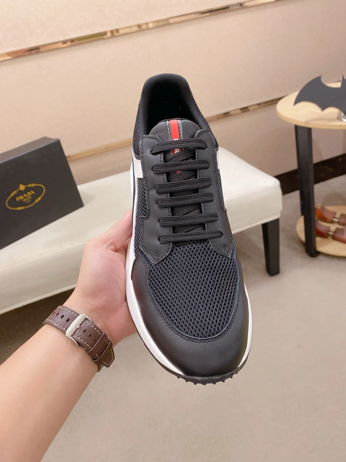 Factory price 462💰 The new PRADA (Prada) counters are launched simultaneously, new men's shoes, 😘fabrics are selected from cowhide. Lining: Mesh lining. 👍🏿 High-end ☄️ air-cushion molded anti-slip rubber outsole, exquisite lines, simple and elegant, comfortable and high-end for leisure travel. Number of yards: 38 to 44. Can be ordered for 45 non-refundable
